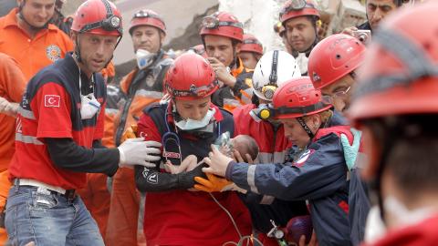 REDDET: Redningsarbeider b�rer to uker gamle Azra ut av en sammenrast bygning i Van s�r�st i Tyrkia. Babyen har overlevd mer enn 47 timer i en sammenrast bygning, etter at et voldsomt jordskjelv der 360 mennesker s� langt er meldt omkommet, rammen s�ndag. Foto: Olga Bozoglu / EPA / Scanpix