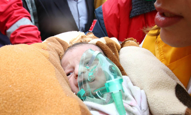 2 uker gamle Azra Karaduman ble trukket av en av de sammenrast bygningene i byen Ecris i formiddag. Babyens mor var ogs� fanget i bygningen, og mens hjelpearbeidere hjalp Azra, kjempet hjelpemannskaper for � f� ut moren som fortsatt var fanget i huset. If�lge redningsarbeidere p� stedet er faren fortsatt savnet. AFP PHOTO / ADEM ALTAN