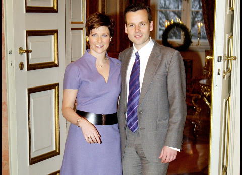  Forlovelse Ari Behn ble vist fram p� Slottet da hans forlovelse med prinsesse M�rtha Louise ble offentliggjort..