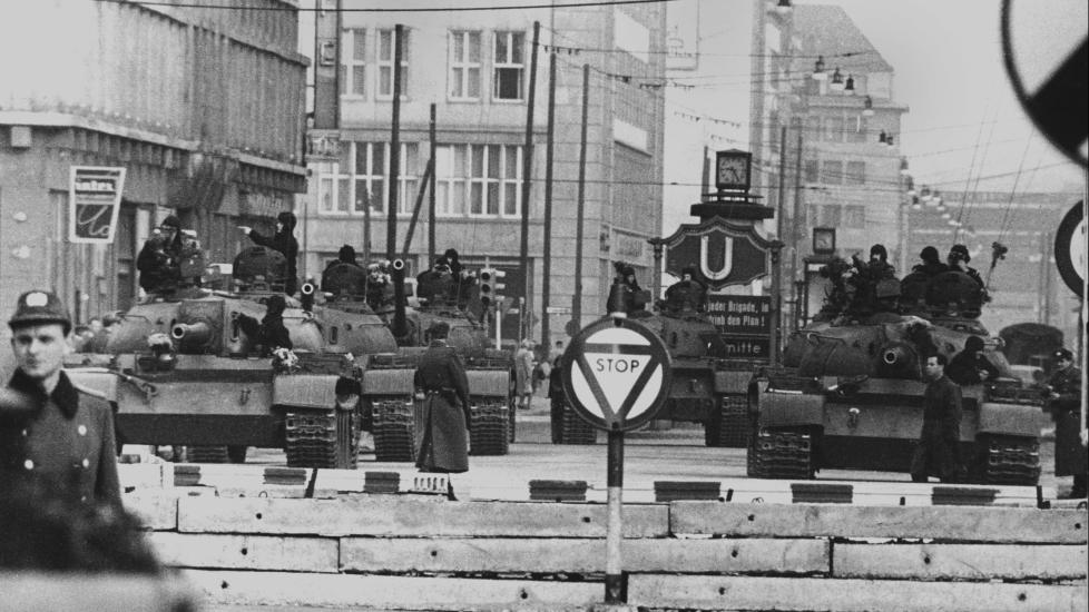 DA DEN NESTEN BLE VARM: Torsdag er det n�yaktig 50 �r siden Den kalde krigen var i ferd med � bli glodheit. Dramaet - en regelrett stirrekonkurranse mellom USA og Sovjetunionen i Berlin - varte i 18 timer.  Foto: DPA/EPA