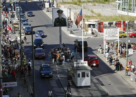 I DAG: S�nn er Checkpoint Charlie i dag. Foto: FABRIZIO BENSCH/REUTERS