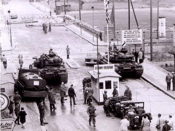 KONTROLLPOSTEN: Slik var situasjonen rundt kontrollposten Checkpoint Charlie for 50 �r siden. Det ser ikke s� dramatisk ut p� dette bildet, men den diplomatiske situasjonen var s�pass spent at det var en reell frykt for krig. Foto: ARND WIEGMANN/REUTERS