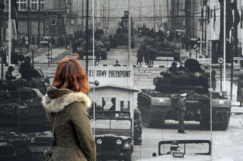 UUTHOLDELIGE TIMER: Her st�r en kvinne foran en plakat som viser situasjonen 27. oktober 1961. Foto: JOHANNES EISELE/AFP