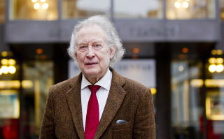 P� PROGRAMMET: Svein Erik Brodal takkes av etter 50 �r som skuespiller ved Det Norske Teatret i stykket �Kva er ein skodespelar?�.
Foto: Cornelius Poppe / SCANPIX