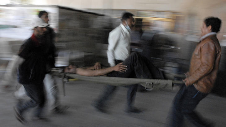 FLERE SKADD: Her blir en skadd demonstrant fraktet unna etter sammenst�t med politiet under en demonstrasjon der de krevde Jemens president Ali Abdullah Salehs avgang. Foto: Reuters/Mohamed al-Sayaghi/Scanpix