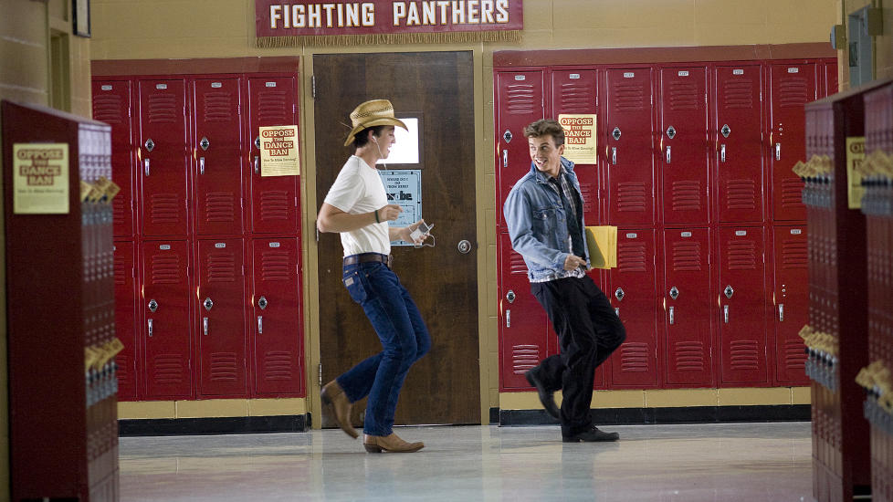 HAPPY FEET: Willard (Miles Teller) og Renn (Kenny Wormald) m� overtale presteskapet til � la dem danse i nyinnspillingen av �Footloose�.