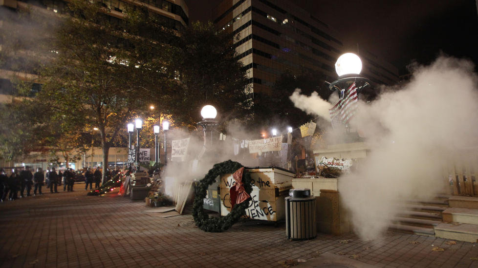 BRUKTE T�REGASS: 25 personer ble p�grepet da politiet o Oakland gikk til aksjon mot Okkuper Wall Street-demonstrasjon. Foto: AP Photo/Scanpix