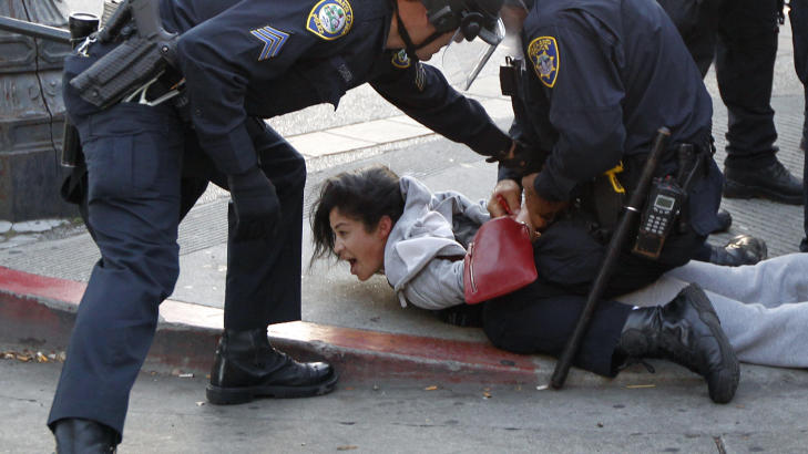 25 P�GREPET: Her blir en kvinne p�grepet under politiets aksjon mot Okkuper Wall Street-demonstrasjonen i Oakland i California. Foto: Reuters/Kim White/Scanpix