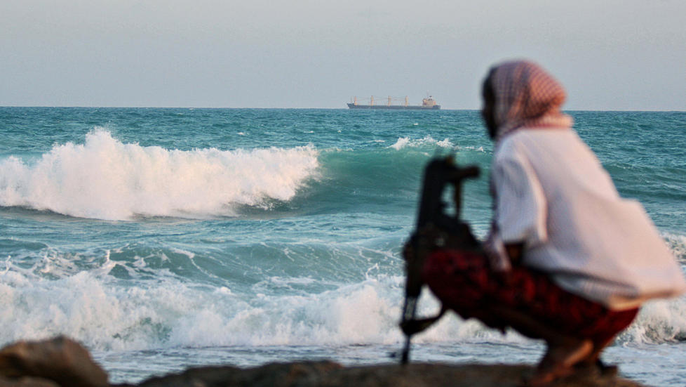 KAPRET: En somalisk sj�r�ver holder utkikk, mens det greske lasteskipet MV Filitsa ligger ankret utenfor kysten. MV Filitsa ble kapret 10. november 2009 og l�slatt tre m�neder seinere. Foto: Mohamed Dahir/AFP/Scanpix
