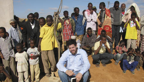 TETT P�: Jay Bahadur sammen med innbyggere i landsbyen Dhanane i Puntland. Bahadur tilbrakte flere m�neder i Somalia for � komme s� tett p� sj�r�verne som mulig. Foto: AP/Scanpix