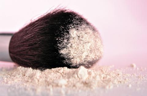NETTHANDEL: Vi handler stadig mer kosmetikk p� nett, men er du uheldig, kan du f� tilsendt d�rlige eller falske produkter i posten. Foto: Crestock