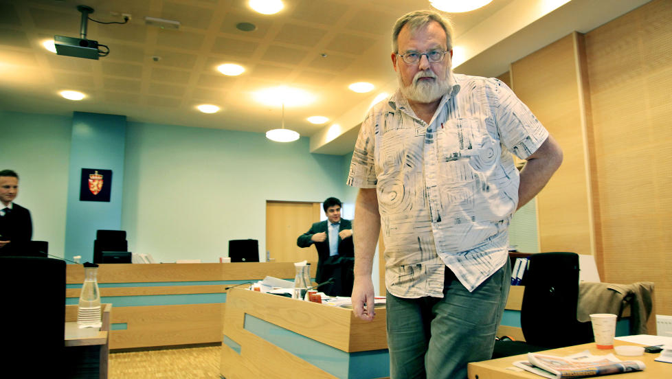DEN MEKTIGE MANNEN: Kjell Gunnar Larsen (55) m�ter for SOS Rasisme i  Haugaland tingrett. Her m�ter han alene, uten st�tte fra ett eneste av 40 000 medlemmene han har hevdet SOS Rasisme har.  Foto: Jacques Hvistendahl