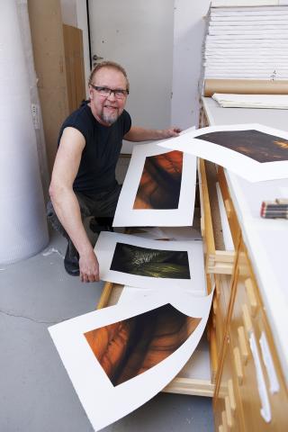 TRYKKER KONGELIG KUNST: Ole Larsen trykker for tida kunstverkene som skal stilles ut i Helsingborg. Kunstneren som får tildelt Dronning Sonjas kunstnerstipend til sommeren får også et opphold hos Larsen. Foto: Stefan Lindblom/Stella Pictures TRYKKER KONGELIG KUNST: Ole Larsen trykker for tida kunstverkene som skal stilles ut i Helsingborg. Kunstneren som får tildelt Dronning Sonjas kunstnerstipend til sommeren får også et opphold hos Larsen. Foto: Stefan Lindblom/Stella Pictures