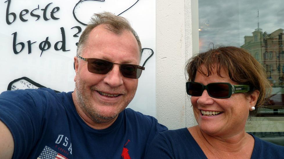 FEIL, FEIL, FEIL: VG-journalist Jan Flytitter Ovind (56) forst�r ikke hvorfor navnet hans er � finne i medlemsregisteret til SOS Rasisme. Kona Lisbeth m�tte ringe og be dem slette henne som medlem. Foto: Privat