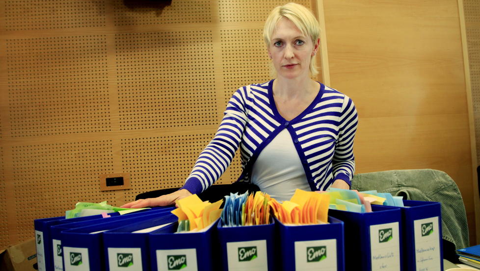 LAPP P� LAPP: Assisterende generalsekret�r Synn�ve Seljeflot i Landsr�det for Norges Barne- og Ungdomsorganisasjoner (LNU) st�r bak permene med medlemsregisteret for 2007 og 2008. If�lge LNU er permene fulle av regelrett medlemsjuks. Foto: Jacques Hvistendahl/Dagbladet