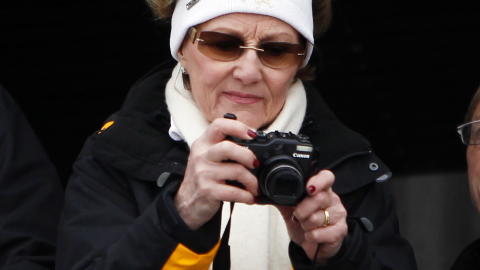 IVRIG FOTOGRAF: Dronning Sonja er kjent som en svært kunnskapsrik kunstkjenner og en ivrig hobbyfotograf. Nå debuterer hun som kunstner på en utstilling i Sverige. Foto: Lise Åserud / Scanpix IVRIG FOTOGRAF: Dronning Sonja er kjent som en svært kunnskapsrik kunstkjenner og en ivrig hobbyfotograf. Nå debuterer hun som kunstner på en utstilling i Sverige. Foto: Lise Åserud / Scanpix