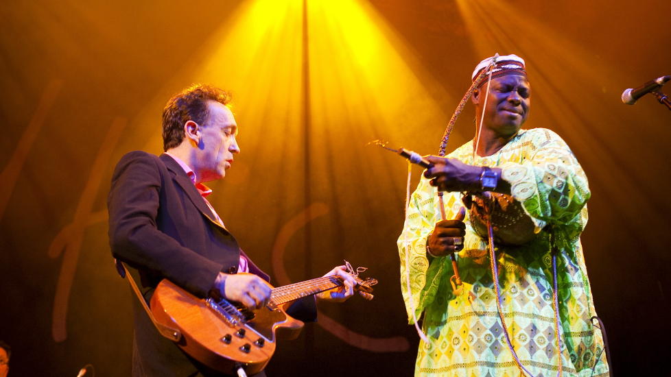 AFROBLUES: JuJu er Justin Adams (gitar) og Juldeh Camara (riti/vokal).