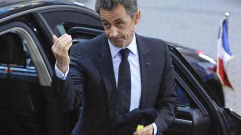 NY KRISEPAKKE: Frankrikes president Nicolas Sarkozy ved ankomst til EU toppm�tet i Brussel. P� overtid ble lederne i Eurolandene enige med bankene om ny krisepakke til Hellas. Foto: REUTERS/Eric Vidal