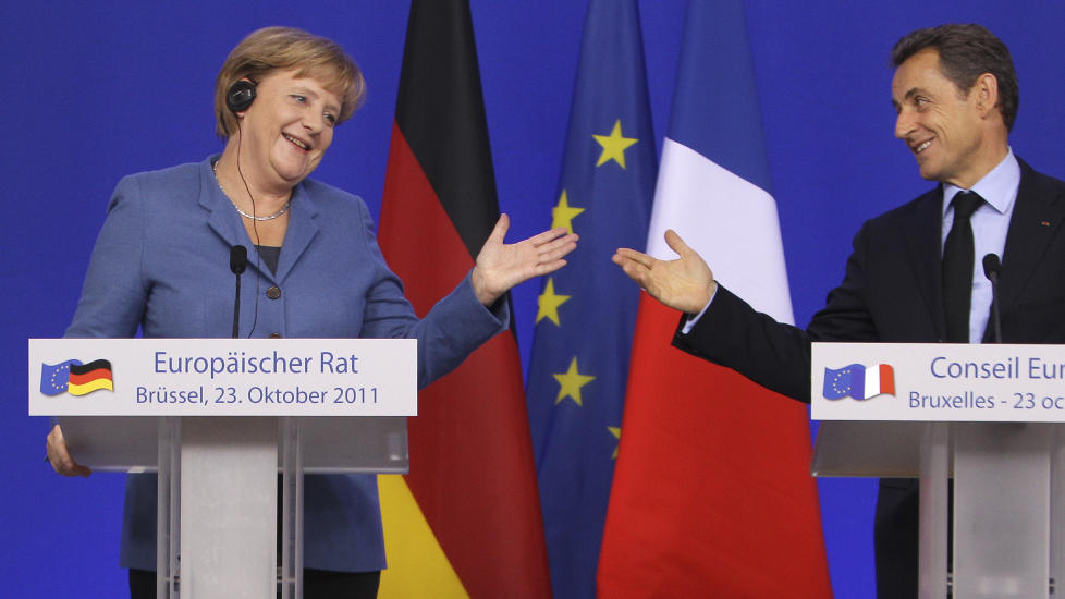 NY KRISEPAKKE: Tysklands statsminister Angela Merkel og Frankrikes president Nicolas Sarkozy forhandlet direkte med bankene. P� overtid ble lederne i Eurolandene enige med bankene om ny krisepakke til Hellas. Foto: AP Photo/Michel Euler