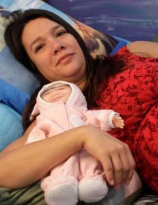 F�dte baby som del av et kunstverk