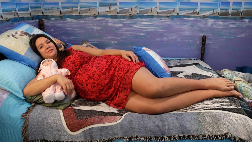 F�DTE SOM PERFORMANCE: Den Brooklyn-baserte performance-artisten Marni Kotak. Foto: AP Photo/Kathy Willens/Scanpix