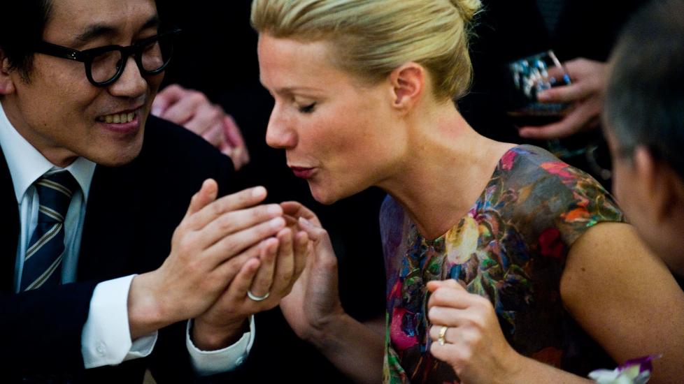 FULL KONTROLL: Steven Soderbergh skildrer en katastrofe p� smart og edruelig vis i �Contagion�. Gwyneth Paltrow er blant dem som segner om.