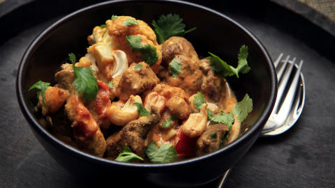 Indisk vri: Lam med koriander, kanel, ingefær og cashewnøtter. Indisk vri: Lam med koriander, kanel, ingefær og cashewnøtter.