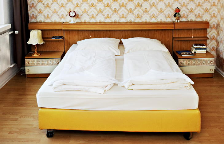 ROMMENE: P� Ostel er det bare originale DDR-m�bler. Innehaveren finner m�blene p� Ebay, loppemarkeder, hos m�beldealere og i d�dsbo. Foto: NINA HANSEN