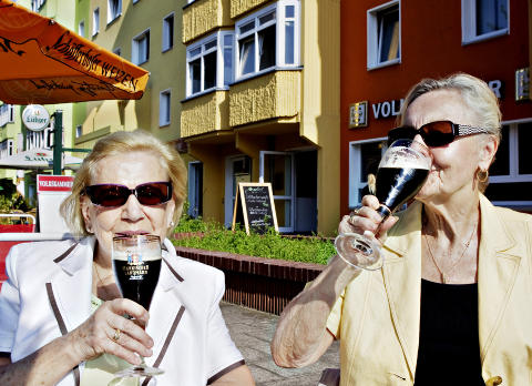 MIMRER: Herta Heidar (80) og Ruth Hammel (77) m�tes p� DDR-restauranten Volkskammer ved Ostel for � drikke �sttysk �l. Foto: NINA HANSEN