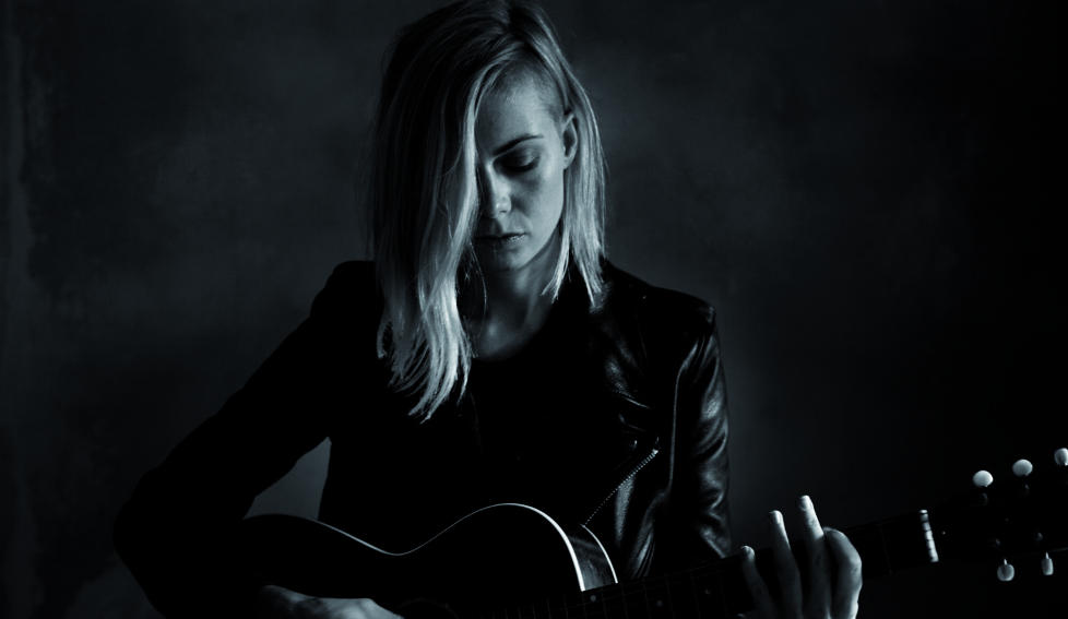 SKRIVESPERRE: Den New York-bosatte Anna Ternheim slet med skrivesperre, s� fant hun en Gibson-gitar fra 30-tallet. Foto: Universal.
