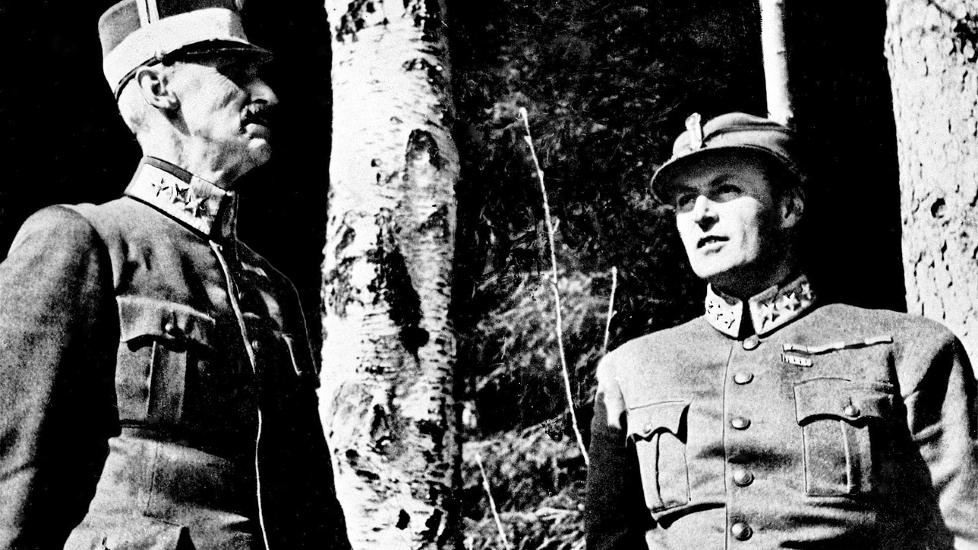 BER�MT BILDE: Her er kong Haakon og kronprins Olav under flukten, ved bj�rketr�r utenfor Molde. De s�ker dekning under et flyangrep p� byen. Foto: Per Bratland / NTB arkiv / Scanpix