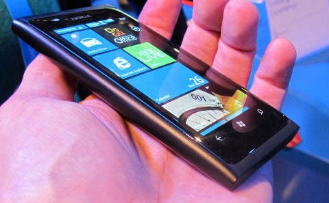 GJENBRUK: Nokia Lumia 800 har nesten n�yaktig samme design som Nokia N9. Marius S. Elterv�g/Mobili.no