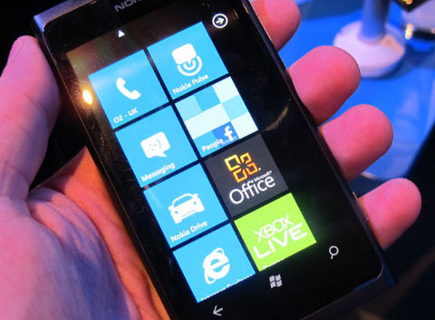 LIKE MENYER: B�de Lumia 800 og Lumia 710 kj�rer Windows Phone 7.5, og har dermed like menyer. Marius S. Elterv�g/Mobili.no