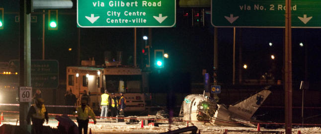 Sm�fly krasjlandet midt i et veikryss og brakk i to