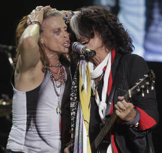 TILBAKE P� SCENEN: Med bandkollega Joe Perry p� scenen i Paraguay. Foto: Jorge Adorno/Reuters/Scanpix