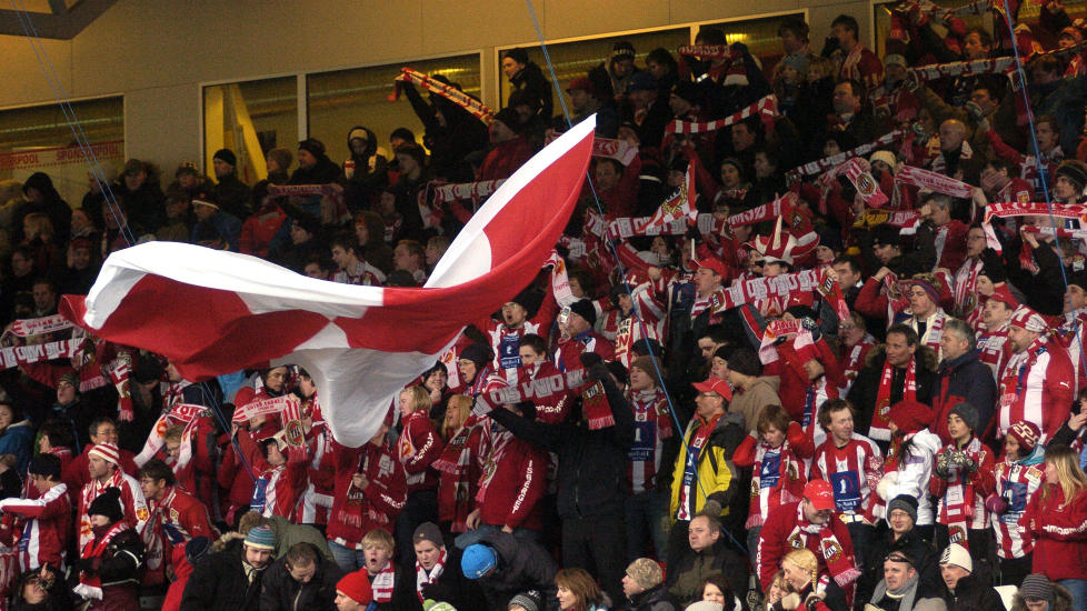 IKKE BL�MANDAG: Supporterne har st�tt s� godt som samlet i kampen for � slippe mandagskamper. N� er de h�rt.
Foto: Rune Stoltz Bertinussen / SCANPIX
