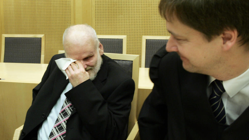 BLE IKKE FORST�TT:  Her er Fritz Moen akkurat blitt frikjent. Til venstre, Moens forsvarer, John Christian Elden. �I saken mot Fritz Moen utgjorde kommunikasjonsvansker en sentral del av bakgrunnen for gjenopptakelsen,� skriver kronikkforfatteren. Foto: Heiko Junge/Scanpix