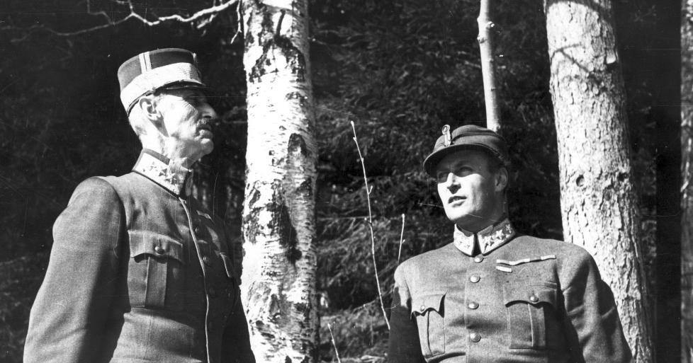 HOLDT HODET KALDT: Femte bind i Tor Bomann-Larsens kongebiografi viser at det var noe vesentlig mer ved kong Haakon enn den rakryggede posituren ved den s�lvblanke bjerkestammen. Her sammen med kronprins Olav under �Kongebj�rka� i Molde i 1940. Foto: Per Bratland / Billedsentralen.