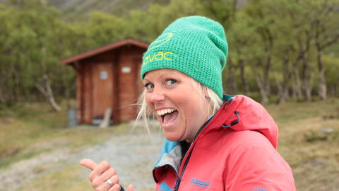 BLID: Hilde Winther er som regel blid, men nok var nok etter en lang tur med tung sekk. Ektemannen Martin fikk beskjed om at det han gjorde, gjorde han feil. Foto: Matti Bernitz/TV Norge