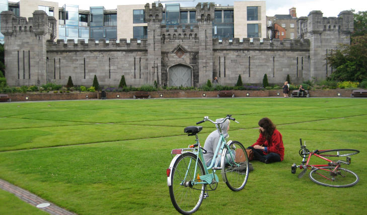 HISTORIE: N�r du er lei av � g� fra pub til pub, er det verdt � ta turen innom Dublin Castle - for en vandring tilbake i historien eller en rolig stund i parken. Foto: HILDE NORDLUND