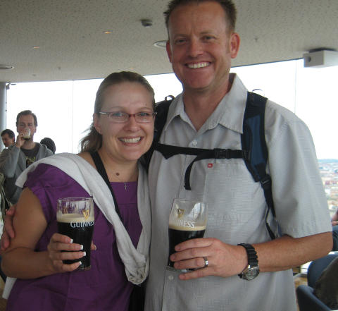 VELDIG GODT: Jaclyn og Doug Nuttmann fra California er p� bryllupsreise i Europa, og nyter sin Guinness i Gravety Bar i Guinness Storehouse. Foto: HILDE NORDLUND