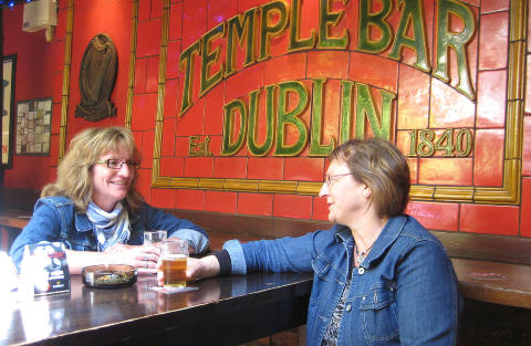 EKTE IRSK: De norske s�strene Nina B�rrud og Gro H. B�rrud koser seg i irsk atmosf�re i Temple Bar. Foto: HILDE NORDLUND