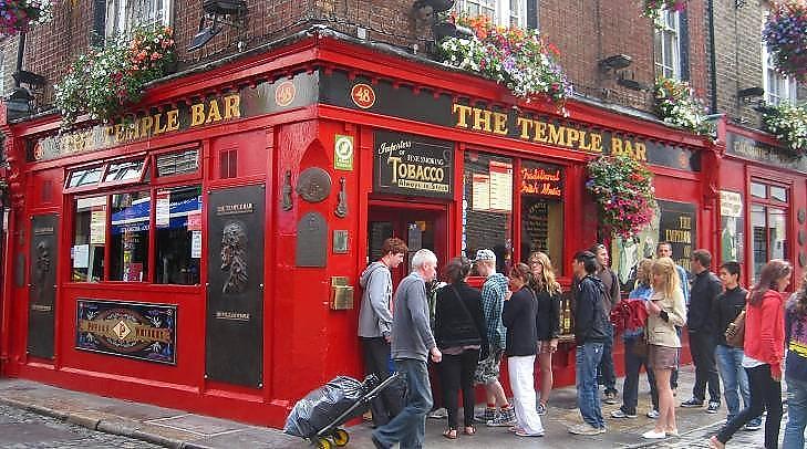 POPUL�R: Puben The Temple Bar er en av mange puber i omr�det med samme navn. Foto: HILDE NORDLUND