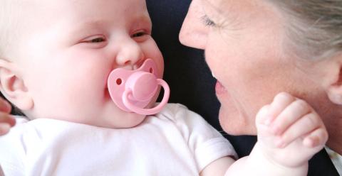 SAMME NAVN: Mange velger � hente fram gamle familienavn og kalle opp babyen etter besteforeldre eller andre forfedre.  www.colourbox.com
