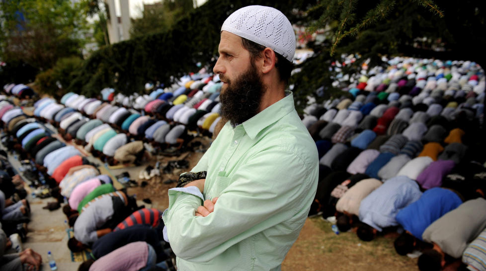FOR SNEVERT:  �Problemet med Jensens underliggende verdensbilde er den selvblindingen det er � betrakte verden gjennom den minste gluggen man kan finne�, skriver artikkelforfatteren. Bildet viser muslimer p� fredagsb�nn i Pristina. Foto: Armend Nimani/AFP/Scanpix