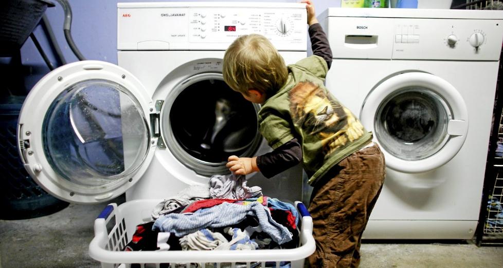 SPRER BAKTERIER: Vask av kl�r p� lave temperaturer sparer str�m, men kan ogs� spre smitteb�rere fra ett plagg til alt som vaskes i samme maskin. FOTO: Sara Johannessen/Scanpix