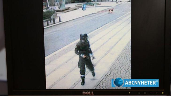 FRA BOMBEBILEN: Her l�per Anders Behring Breivik vekk fra bombebilen han plasserte utenfor h�yblokka 22. juli i fjor. 8 mennesker ble drept i angrepet, og 92 mennesker ble skadd. 
Foto: ABC Nyheter / Scanpix