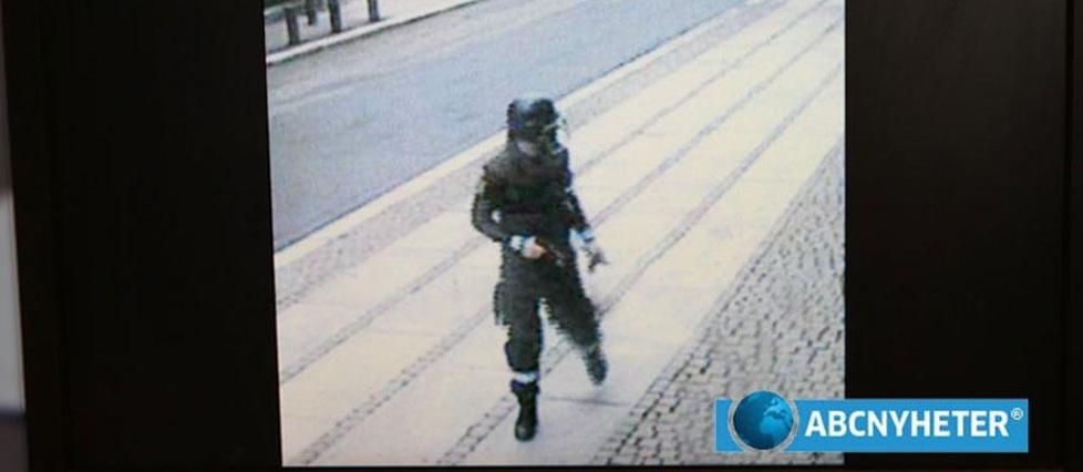 MISLYKTES: 
Dette bildet fra overv�kingskamera i regjeringskvartalet viser Anders Behring Breivik l�pende vekk fra bombebilen viftende med en pistol, fredag 22. juli.
I avh�r har han sagt at han ville jevne h�yblokka med jorda.
Foto: ABC Nyheter