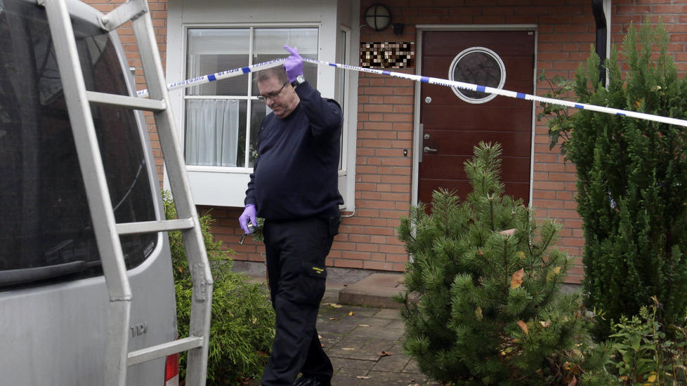 TRAGEDIE: Politets kriminalteknikere gjennomgikk i dag leiligheten der en eldre kvinne skal ha blitt knivdrept av sin egen s�nn. Foto: SCANPIX
