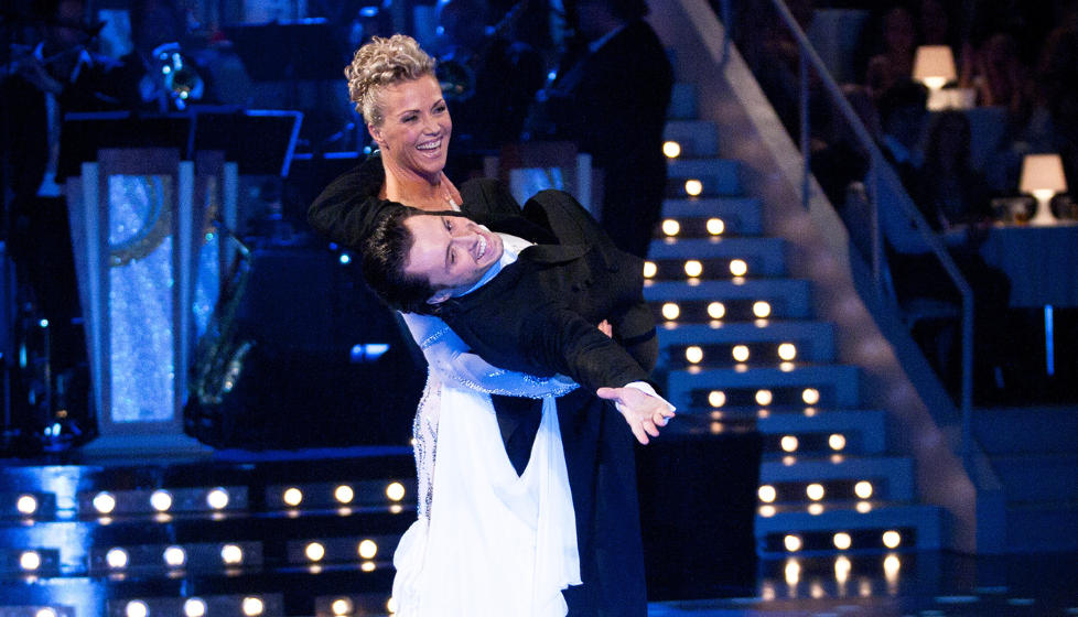 EN EKTE PIPPI: I mangel p� en hvit hest med svarte prikker, l�ftet Kari Traa heller dansepartneren Egor Filipenko. Foto: Audun Braastad/Stella Pictures